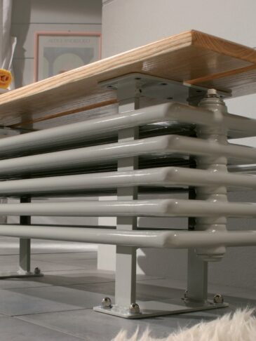 Tuba Floor standing Bench Radiator in RAL 9010 with natural oak seat