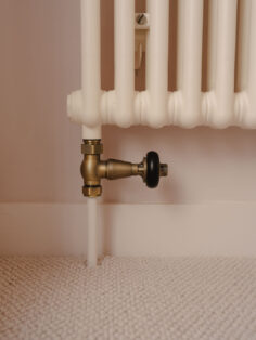 Straight traditional TRV radiator valve in brass finish